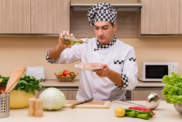 Jonge chef-kok die in de keuken werkt