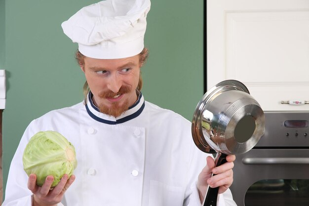 Jonge chef-kok die lunch in keuken voorbereidt