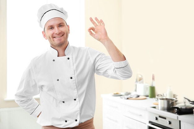 Jonge chef-kok in keuken