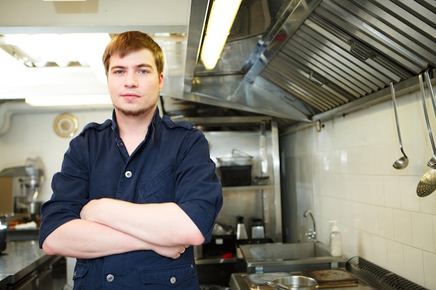 Foto jonge chef-kok in keuken