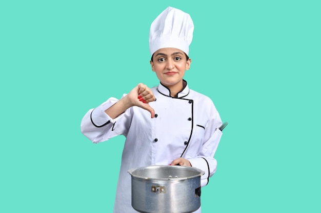 jonge chef-kok meisje witte outfit met pan Indiaas Pakistaans model