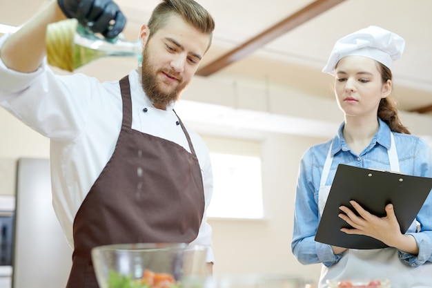 Jonge chef-kok werken in Restaurant