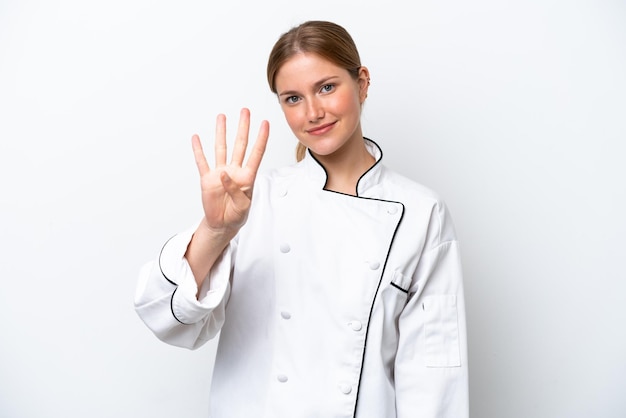 Jonge chef-kokvrouw die op witte achtergrond gelukkig wordt geïsoleerd en vier met vingers telt