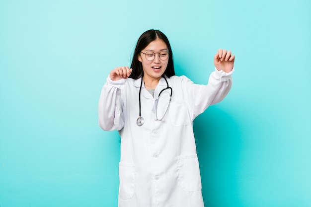 Jonge chinese artsenvrouw die wordt geschokt wegens een dreigend gevaar