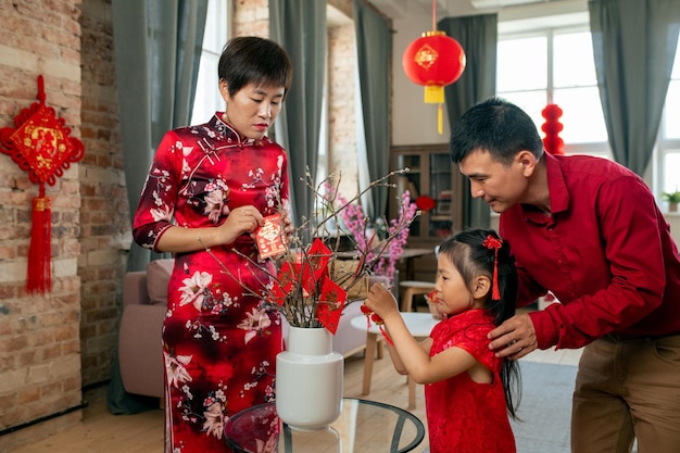 Jonge Chinese familie die zich voorbereidt op het nieuwe jaar