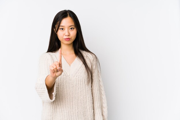 Jonge Chinese geïsoleerde vrouw tonend nummer één met vinger.