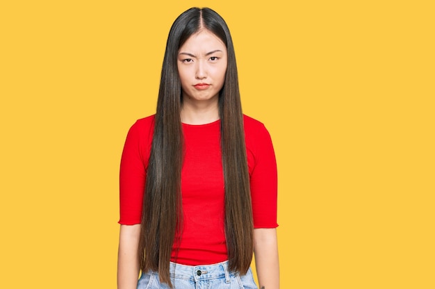 Jonge chinese vrouw die casual kleding draagt scepticus en nerveus fronsend van streek vanwege een probleem negatieve persoon