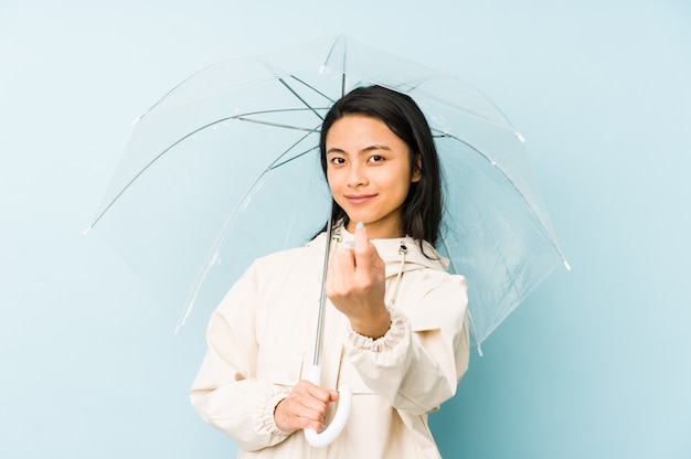 Jonge chinese vrouw die een paraplu houdt die een idee heeft