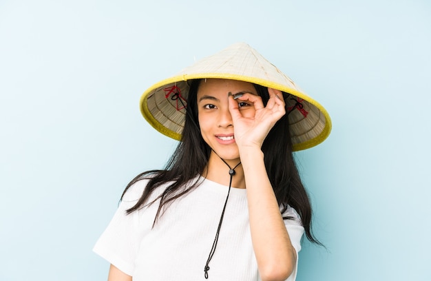 Jonge chinese vrouw die een Vietnamees geïsoleerd hooi draagt dat een geheim houdt of om stilte vraagt.