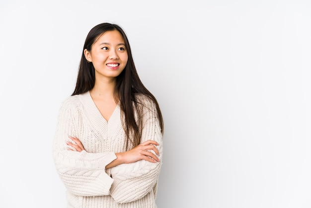 Jonge chinese vrouw geïsoleerd glimlachend zelfverzekerd met gekruiste armen.