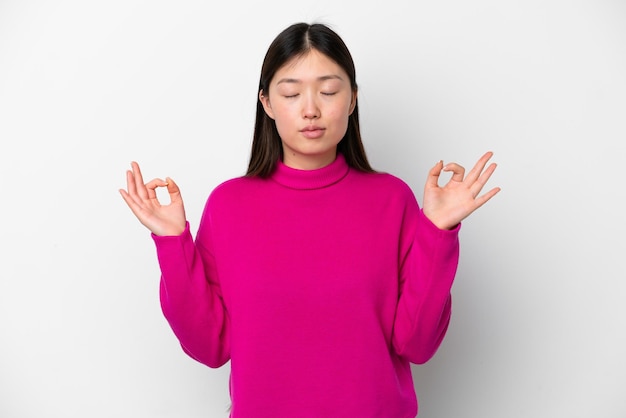 Jonge Chinese vrouw geïsoleerd op een witte achtergrond in zen pose