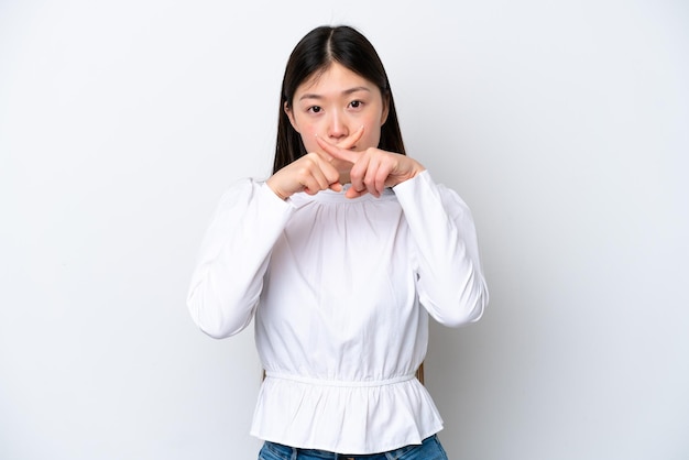 Jonge Chinese vrouw geïsoleerd op een witte achtergrond met een teken van stilte gebaar