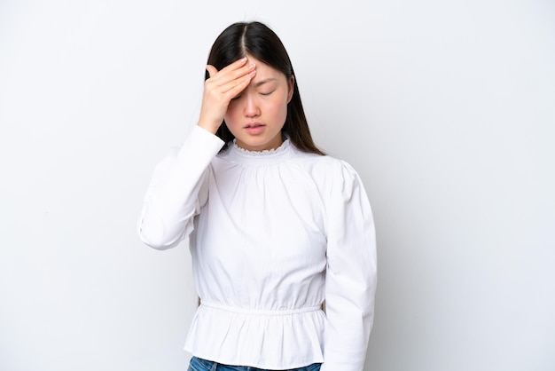 Jonge Chinese vrouw geïsoleerd op een witte achtergrond met hoofdpijn