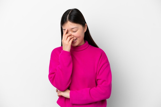 Jonge Chinese vrouw geïsoleerd op witte achtergrond lachen