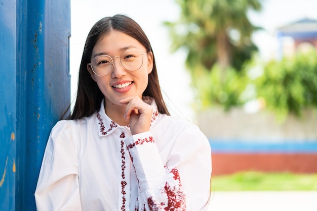 Jonge Chinese vrouw in openlucht Met gelukkige uitdrukking