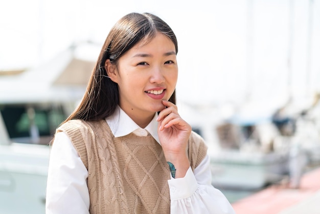 Jonge Chinese vrouw in openlucht Met gelukkige uitdrukking