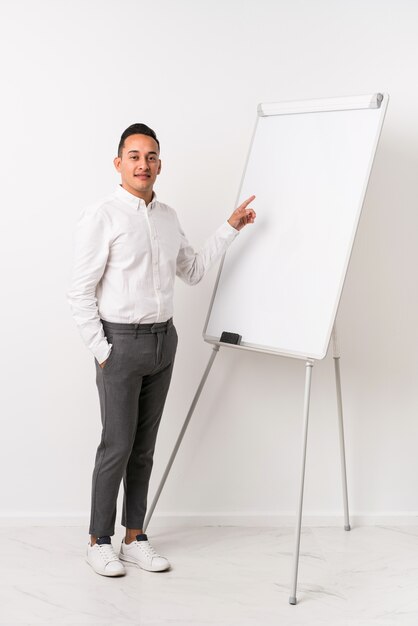 Jonge coach latijns-man met een whiteboard