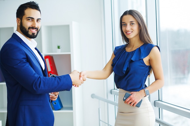 Jonge collega's aan het werk in modern kantoor