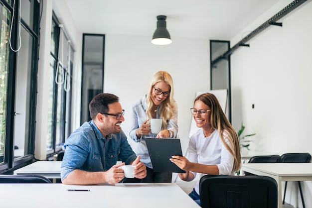 Jonge collega&#39;s die aan een project samenwerken.