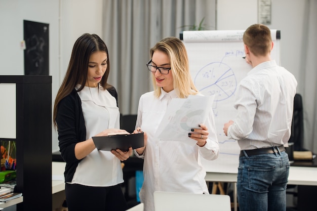 Jonge collega's die een project bespreken