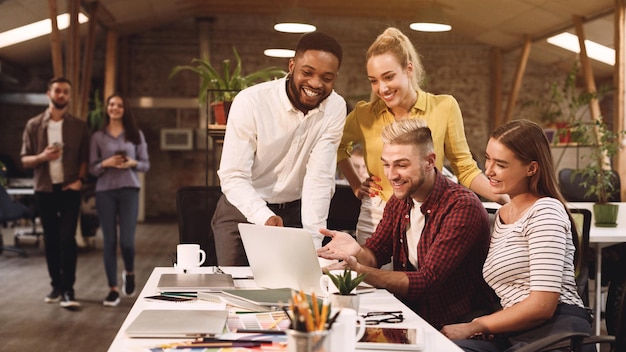 Foto jonge collega's die ideeën bespreken in coworking office