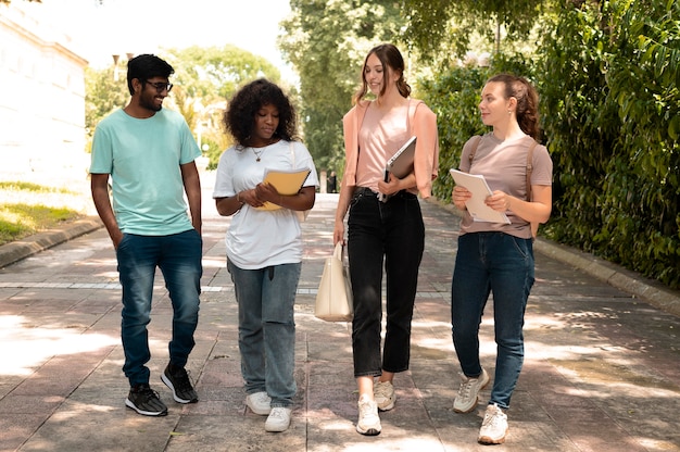 Foto jonge collega's die samen studeren voor een universiteitsexamen