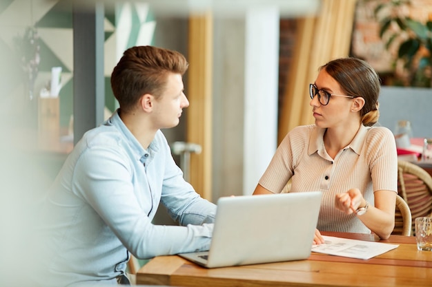 Jonge collega's die verkoop analyseren