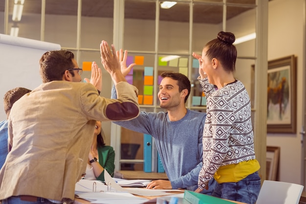 Jonge collega's in discussie op kantoor