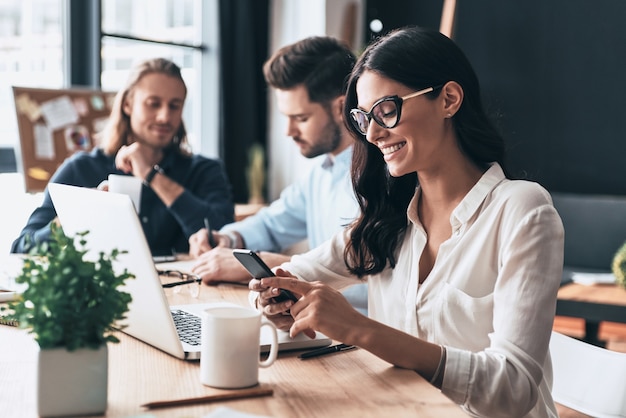 Jonge collega's. Jonge moderne collega's in slimme vrijetijdskleding aan het werk