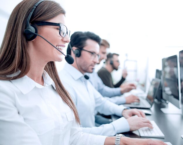 Jonge collega's werken in het callcenter