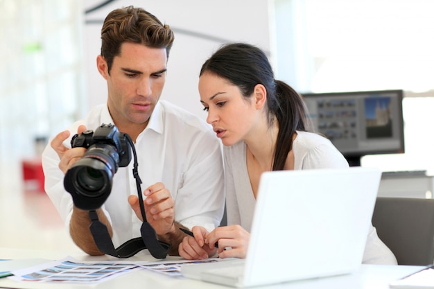 Jonge collega&#39;s werken vergadering in fotoagentschap