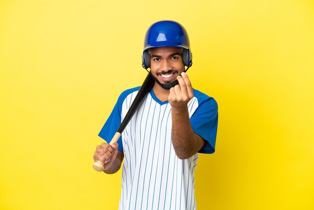 Jonge Colombiaanse Latijns-man spelen honkbal geïsoleerd op gele achtergrond geld gebaar maken
