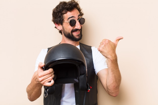 Jonge coole bebaarde man met een helm op zoek succesvol