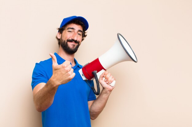 Jonge coole bebaarde man met een megafoon