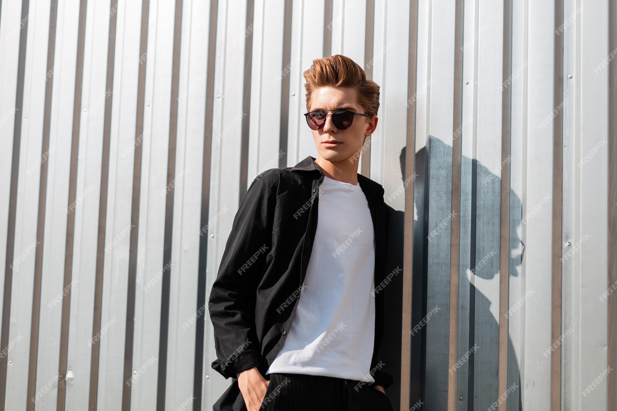 hemel winkelwagen Certificaat Jonge coole hipster man met een trendy kapsel in elegante kleding in modieuze donkere zonnebril vormt in de buurt van een zilveren metalen wand in de straat op een zonnige zomerdag. moderne stedelijke man geniet van de zon. | Premium Foto hemel winkelwagen Certificaat Jonge coole hipster man met een trendy kapsel in elegante kleding in modieuze donkere zonnebril vormt in de buurt van een zilveren metalen wand in de straat op een zonnige zomerdag. moderne stedelijke man geniet van de zon. | Premium Foto