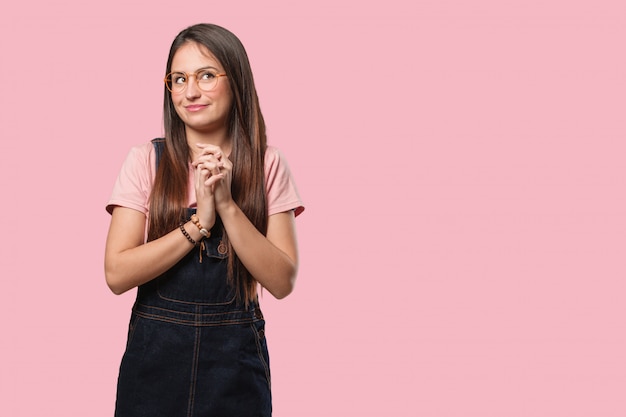 Jonge coole vrouw die een plan bedenkt