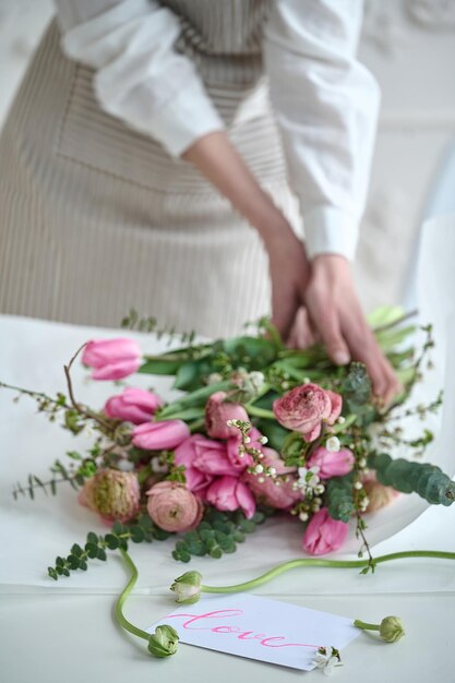 Jonge creatieve vrouw in een bloemenwinkel met behulp van laptop Een startup van bloemistenbedrijf