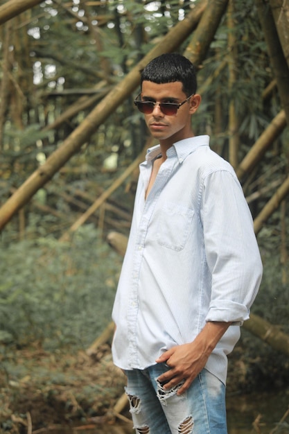 Jonge Cubaanse man in de natuur