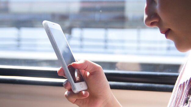 Jonge dame die een wit telefoonschot houdt