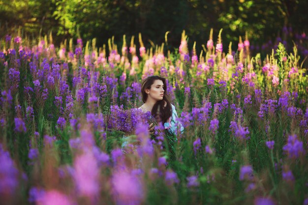 Jonge dame in een lavendel veld, met bloemen in hun handen