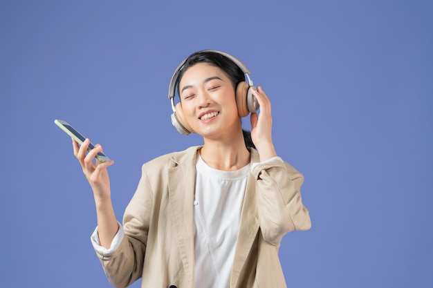 Jonge dame loopt en luistert naar muziek