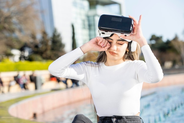 Jonge dame moe van het kijken naar vr