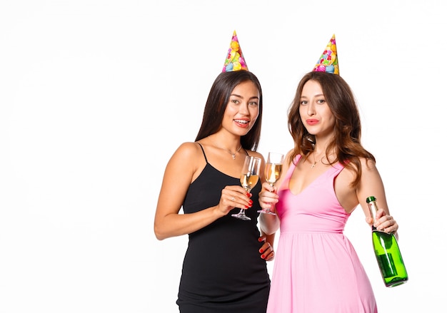 Jonge dames met een champagneglazen op viering