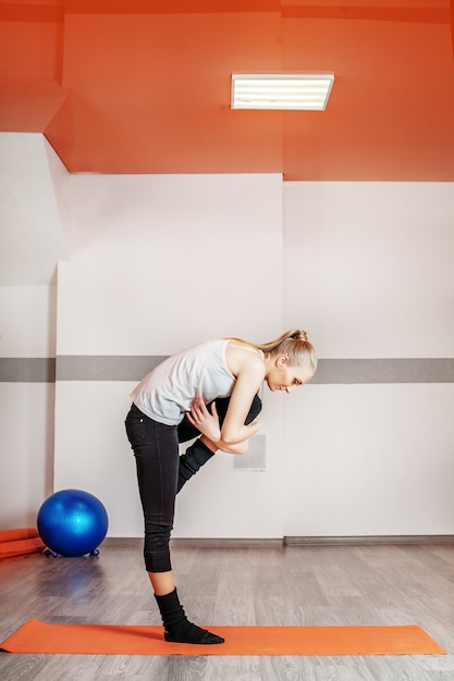 Jonge danseres leert dansen in de sportschool.