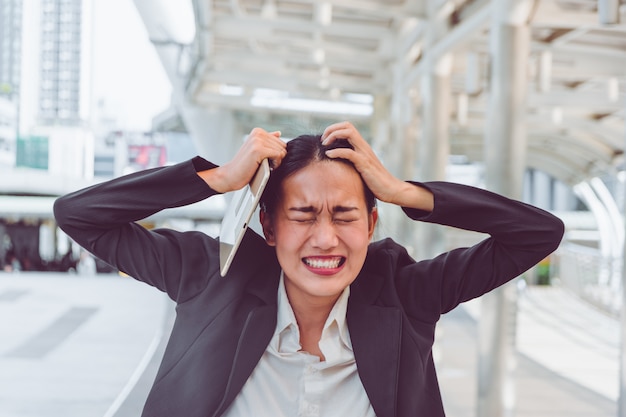 Jonge depressieve zakenvrouw