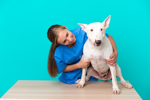 Jonge dierenarts Engelse vrouw met hond