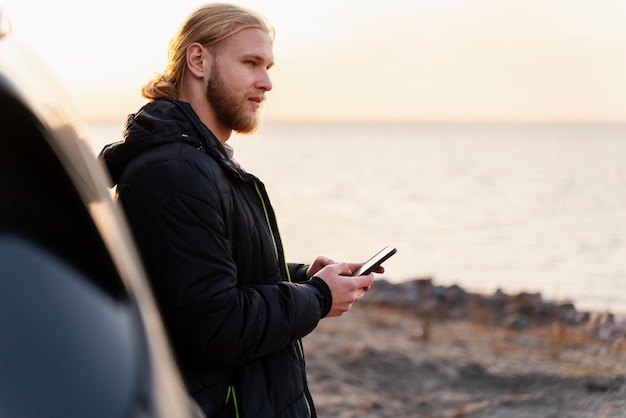 Foto jonge digitale nomade op reis in de winter