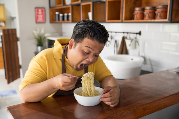 Jonge dikke man eten