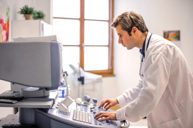 Jonge dokter aan het werk