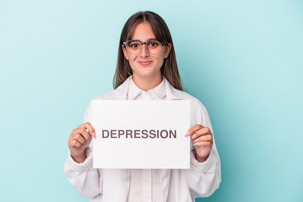 Jonge dokter blanke vrouw met depressie plakkaat geïsoleerd op blauwe achtergrond